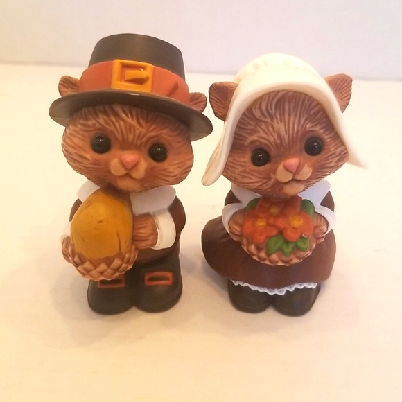 Vintage Hallmark Thanksgiving Pilgrim Chipmunk Salt & Pepper Set - Picture 2 of 8